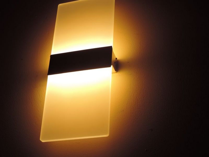 Почему светодиодные лампы загораются в выключенном состоянии?