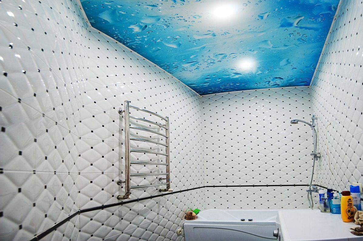 Украсить свою ванную комнату с помощью натяжного потолка