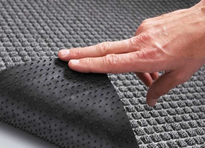Преимущества и особенности ковриков для прихожей на резиновой основе